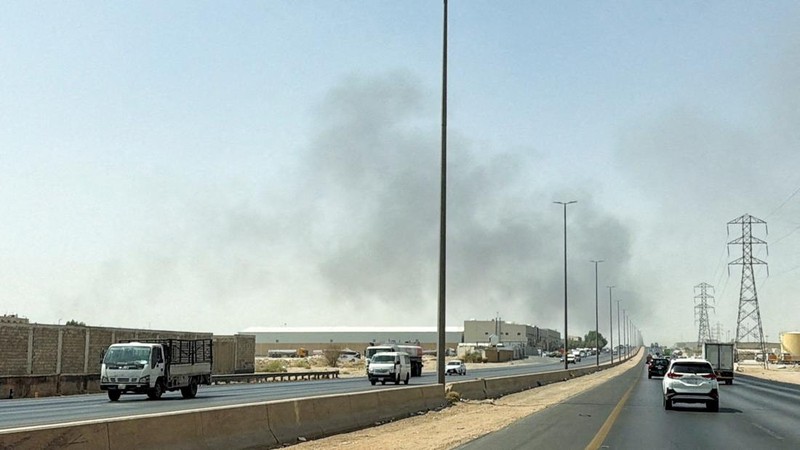 Asap membubung dari kebakaran di kilang Aramco di sebelah selatan Riyadh, Arab Saudi, Sabtu (3/10/2026). (REUTERS/Stringer)
