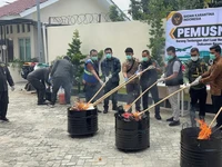 Bakso, sosis, telur, buah-buahan, hingga berbagai jenis benih yang dibawa melalui penerbangan internasional dimusnahkan Balai Karantina Hewan, Ikan, dan Tumbuhan (Karantina) Lampung, Jumat (2/10). (Dok.karantinaindonesia.go.id)