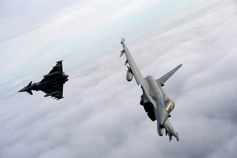 Jet tempur F-18 Angkatan Udara Spanyol terbang di atas Lithuania dalam sebuah tur media NATO di Pangkalan Udara Siauliai, Lithuania, Rabu (30/9/2026). (REUTERS/Ints Kalnins)