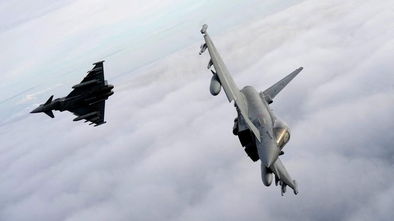 Jet tempur F-18 Angkatan Udara Spanyol terbang di atas Lithuania dalam sebuah tur media NATO di Pangkalan Udara Siauliai, Lithuania, Rabu (30/9/2026). (REUTERS/Ints Kalnins)