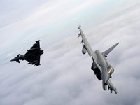 Jet tempur F-18 Angkatan Udara Spanyol terbang di atas Lithuania dalam sebuah tur media NATO di Pangkalan Udara Siauliai, Lithuania, Rabu (30/9/2026). (REUTERS/Ints Kalnins)