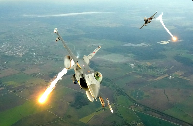 Jet tempur F-18 Angkatan Udara Spanyol terbang di atas Lithuania dalam sebuah tur media NATO di Pangkalan Udara Siauliai, Lithuania, Rabu (30/9/2026). (REUTERS/Ints Kalnins)