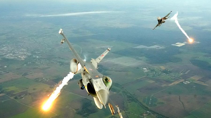 Jet tempur F-18 Angkatan Udara Spanyol terbang di atas Lithuania dalam sebuah tur media NATO di Pangkalan Udara Siauliai, Lithuania, Rabu (30/9/2026). (REUTERS/Ints Kalnins)