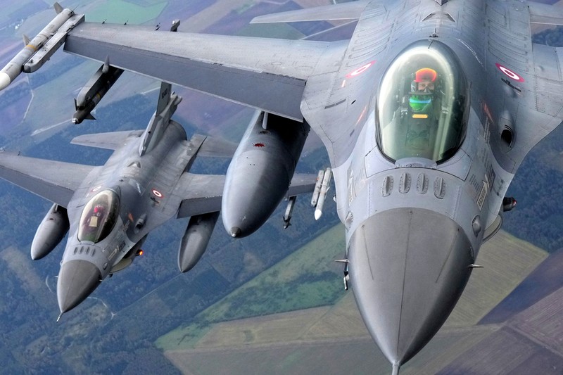 Jet tempur F-18 Angkatan Udara Spanyol terbang di atas Lithuania dalam sebuah tur media NATO di Pangkalan Udara Siauliai, Lithuania, Rabu (30/9/2026). (REUTERS/Ints Kalnins)