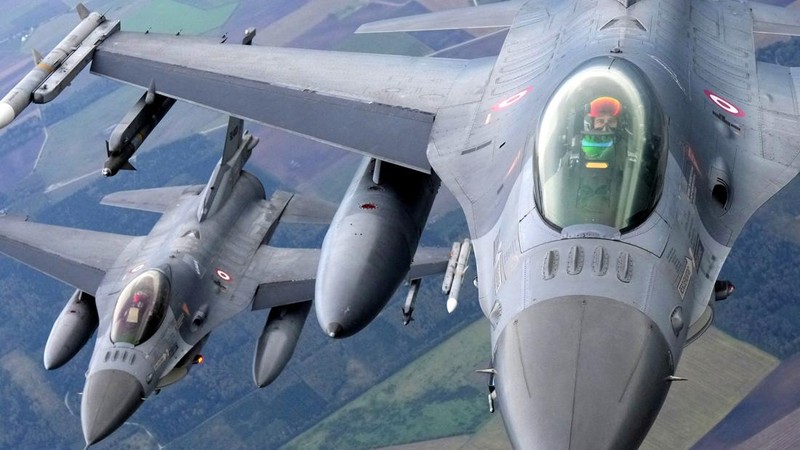Jet tempur F-18 Angkatan Udara Spanyol terbang di atas Lithuania dalam sebuah tur media NATO di Pangkalan Udara Siauliai, Lithuania, Rabu (30/9/2026). (REUTERS/Ints Kalnins)