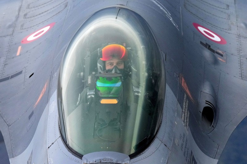 Jet tempur F-18 Angkatan Udara Spanyol terbang di atas Lithuania dalam sebuah tur media NATO di Pangkalan Udara Siauliai, Lithuania, Rabu (30/9/2026). (REUTERS/Ints Kalnins)