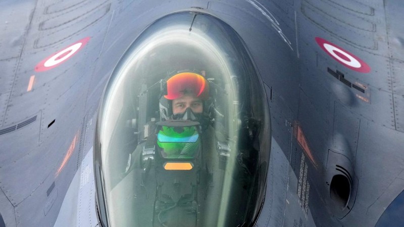 Jet tempur F-18 Angkatan Udara Spanyol terbang di atas Lithuania dalam sebuah tur media NATO di Pangkalan Udara Siauliai, Lithuania, Rabu (30/9/2026). (REUTERS/Ints Kalnins)