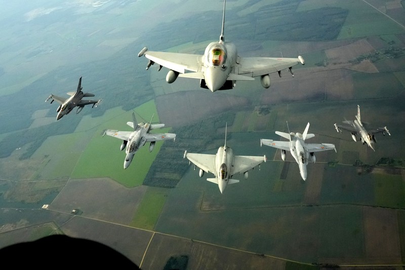 Jet tempur F-18 Angkatan Udara Spanyol terbang di atas Lithuania dalam sebuah tur media NATO di Pangkalan Udara Siauliai, Lithuania, Rabu (30/9/2026). (REUTERS/Ints Kalnins)