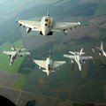Jet tempur F-18 Angkatan Udara Spanyol terbang di atas Lithuania dalam sebuah tur media NATO di Pangkalan Udara Siauliai, Lithuania, Rabu (30/9/2026). (REUTERS/Ints Kalnins)