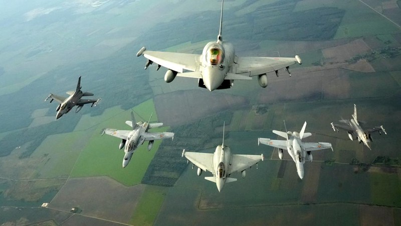 Jet tempur F-18 Angkatan Udara Spanyol terbang di atas Lithuania dalam sebuah tur media NATO di Pangkalan Udara Siauliai, Lithuania, Rabu (30/9/2026). (REUTERS/Ints Kalnins)