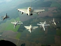 Jet tempur F-18 Angkatan Udara Spanyol terbang di atas Lithuania dalam sebuah tur media NATO di Pangkalan Udara Siauliai, Lithuania, Rabu (30/9/2026). (REUTERS/Ints Kalnins)
