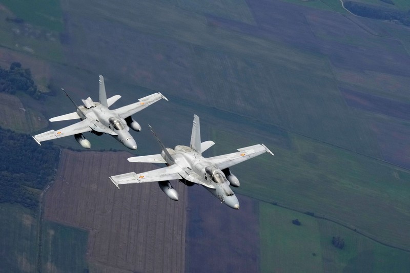 Jet tempur F-18 Angkatan Udara Spanyol terbang di atas Lithuania dalam sebuah tur media NATO di Pangkalan Udara Siauliai, Lithuania, Rabu (30/9/2026). (REUTERS/Ints Kalnins)
