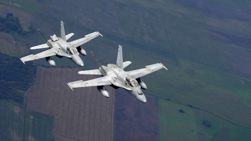 Jet tempur F-18 Angkatan Udara Spanyol terbang di atas Lithuania dalam sebuah tur media NATO di Pangkalan Udara Siauliai, Lithuania, Rabu (30/9/2026). (REUTERS/Ints Kalnins)