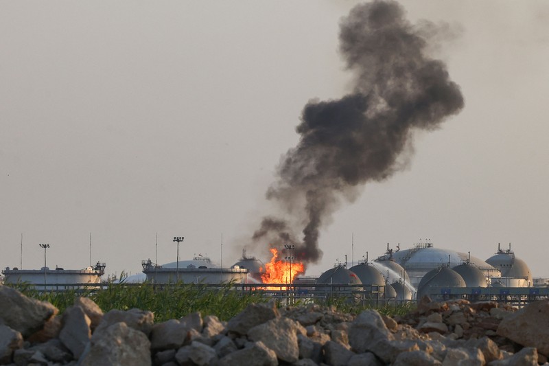 Kobaran api terlihat dari kilang Aramco di sebelah selatan Riyadh, Arab Saudi, Sabtu (3/10/2026). (REUTERS/Stringer)