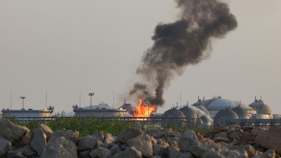 Kobaran api terlihat dari kilang Aramco di sebelah selatan Riyadh, Arab Saudi, Sabtu (3/10/2026). (REUTERS/Stringer)