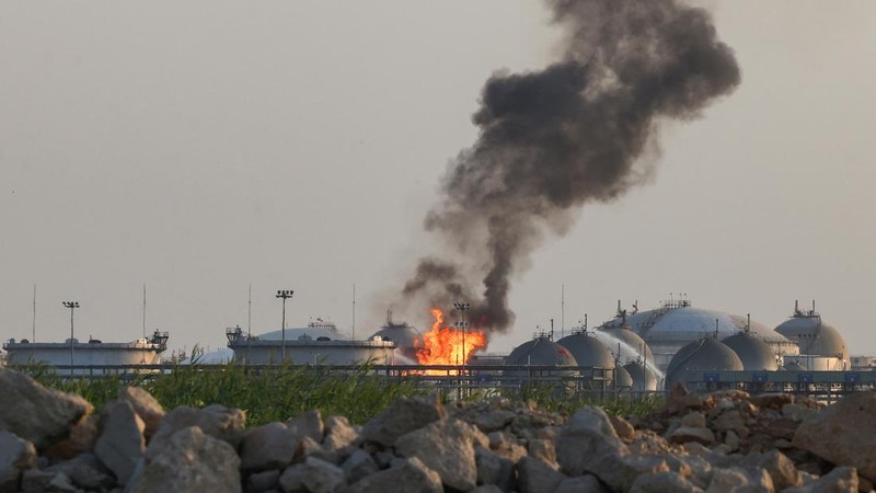 Kobaran api terlihat dari kilang Aramco di sebelah selatan Riyadh, Arab Saudi, Sabtu (3/10/2026). (REUTERS/Stringer)