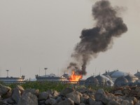 Kobaran api terlihat dari kilang Aramco di sebelah selatan Riyadh, Arab Saudi, Sabtu (3/10/2026). (REUTERS/Stringer)