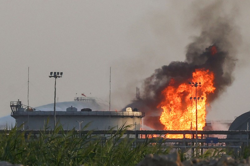 Kobaran api terlihat dari kilang Aramco di sebelah selatan Riyadh, Arab Saudi, Sabtu (3/10/2026). (REUTERS/Stringer)