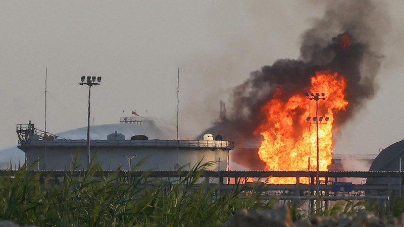 Kobaran api terlihat dari kilang Aramco di sebelah selatan Riyadh, Arab Saudi, Sabtu (3/10/2026). (REUTERS/Stringer)