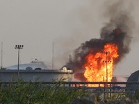 Kobaran api terlihat dari kilang Aramco di sebelah selatan Riyadh, Arab Saudi, Sabtu (3/10/2026). (REUTERS/Stringer)