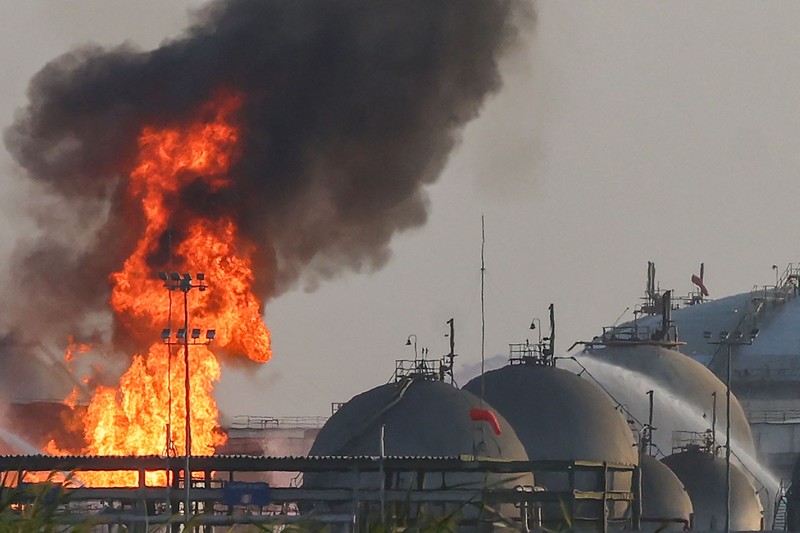 Kobaran api terlihat dari kilang Aramco di sebelah selatan Riyadh, Arab Saudi, Sabtu (3/10/2026). (REUTERS/Stringer)