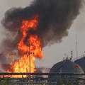 Kobaran api terlihat dari kilang Aramco di sebelah selatan Riyadh, Arab Saudi, Sabtu (3/10/2026). (REUTERS/Stringer)