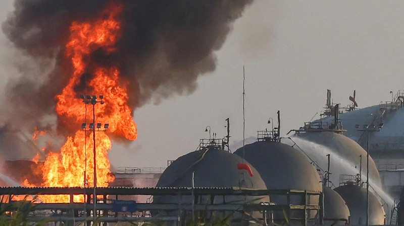 Kobaran api terlihat dari kilang Aramco di sebelah selatan Riyadh, Arab Saudi, Sabtu (3/10/2026). (REUTERS/Stringer)