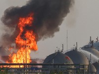 Kobaran api terlihat dari kilang Aramco di sebelah selatan Riyadh, Arab Saudi, Sabtu (3/10/2026). (REUTERS/Stringer)