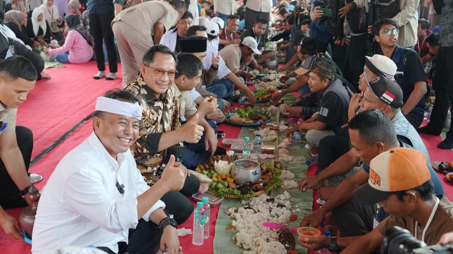 Mendagri Ngariung Bareng Sopir Truk Genteng di Purwakarta