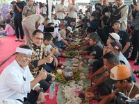 Mendagri Ngariung Bareng Sopir Truk Genteng di Purwakarta