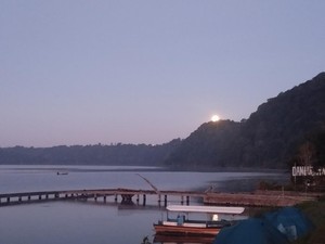 Serunya Berkemah dan Petik Stroberi di Tepi Danau Buyan