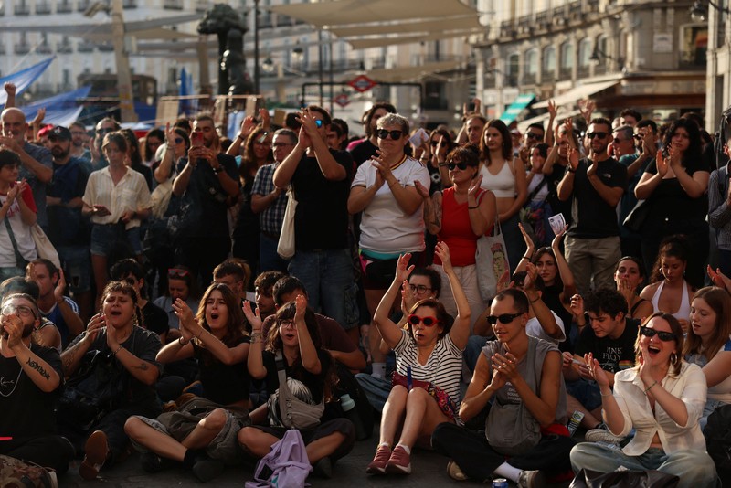 Para demonstran melakukan pawai di beberapa kota di Spanyol pada hari Sabtu (3/10/2026) sehari setelah parlemen menolak dua dekret pemerintah yang bertujuan memberikan perlindungan lebih kuat bagi penyewa. (REUTERS/Alejandro Martinez Velez)