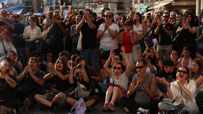 Para demonstran melakukan pawai di beberapa kota di Spanyol pada hari Sabtu (3/10/2026) sehari setelah parlemen menolak dua dekret pemerintah yang bertujuan memberikan perlindungan lebih kuat bagi penyewa. (REUTERS/Susana Vera)