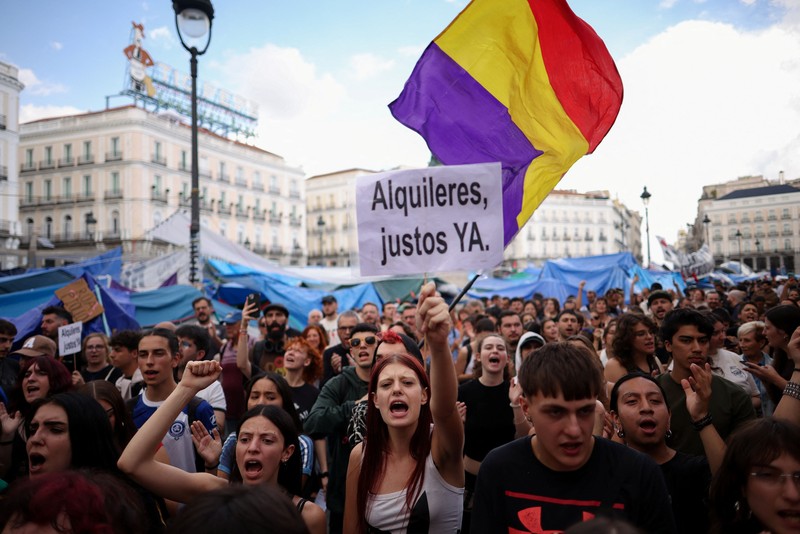 Para demonstran melakukan pawai di beberapa kota di Spanyol pada hari Sabtu (3/10/2026) sehari setelah parlemen menolak dua dekret pemerintah yang bertujuan memberikan perlindungan lebih kuat bagi penyewa. (REUTERS/Alejandro Martinez Velez)