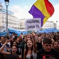 Para demonstran melakukan pawai di beberapa kota di Spanyol pada hari Sabtu (3/10/2026) sehari setelah parlemen menolak dua dekret pemerintah yang bertujuan memberikan perlindungan lebih kuat bagi penyewa. (REUTERS/Alejandro Martinez Velez)