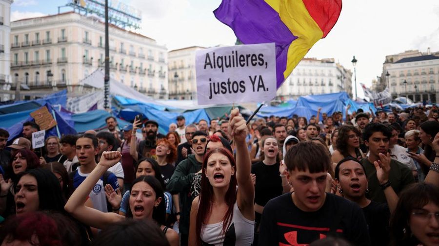 Para demonstran melakukan pawai di beberapa kota di Spanyol pada hari Sabtu (3/10/2026) sehari setelah parlemen menolak dua dekret pemerintah yang bertujuan memberikan perlindungan lebih kuat bagi penyewa. (REUTERS/Alejandro Martinez Velez)