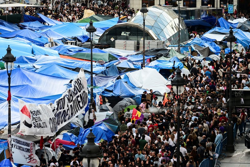 Para demonstran melakukan pawai di beberapa kota di Spanyol pada hari Sabtu (3/10/2026) sehari setelah parlemen menolak dua dekret pemerintah yang bertujuan memberikan perlindungan lebih kuat bagi penyewa. (REUTERS/Alejandro Martinez Velez)