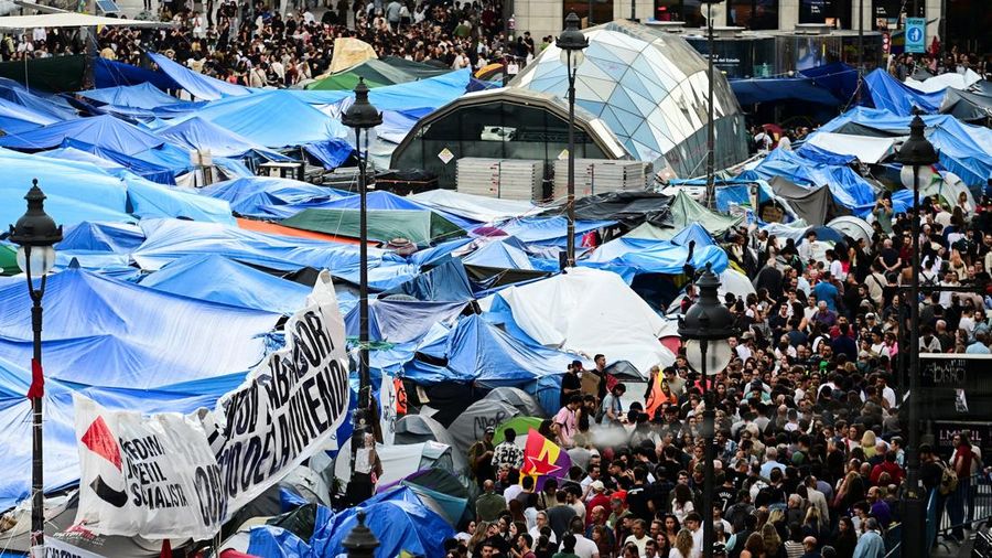 Para demonstran melakukan pawai di beberapa kota di Spanyol pada hari Sabtu (3/10/2026) sehari setelah parlemen menolak dua dekret pemerintah yang bertujuan memberikan perlindungan lebih kuat bagi penyewa. (REUTERS/Juan Barbosa)