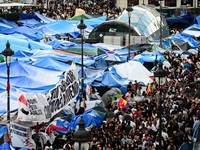 Para demonstran melakukan pawai di beberapa kota di Spanyol pada hari Sabtu (3/10/2026) sehari setelah parlemen menolak dua dekret pemerintah yang bertujuan memberikan perlindungan lebih kuat bagi penyewa. (REUTERS/Juan Barbosa)