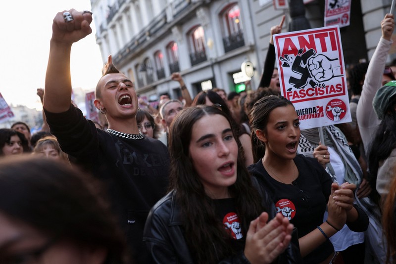 Para demonstran melakukan pawai di beberapa kota di Spanyol pada hari Sabtu (3/10/2026) sehari setelah parlemen menolak dua dekret pemerintah yang bertujuan memberikan perlindungan lebih kuat bagi penyewa. (REUTERS/Alejandro Martinez Velez)