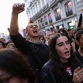 Para demonstran melakukan pawai di beberapa kota di Spanyol pada hari Sabtu (3/10/2026) sehari setelah parlemen menolak dua dekret pemerintah yang bertujuan memberikan perlindungan lebih kuat bagi penyewa. (REUTERS/Alejandro Martinez Velez)