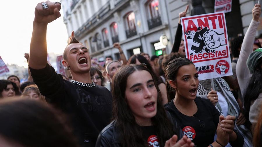 Para demonstran melakukan pawai di beberapa kota di Spanyol pada hari Sabtu (3/10/2026) sehari setelah parlemen menolak dua dekret pemerintah yang bertujuan memberikan perlindungan lebih kuat bagi penyewa. (REUTERS/Alejandro Martinez Velez)