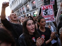 Para demonstran melakukan pawai di beberapa kota di Spanyol pada hari Sabtu (3/10/2026) sehari setelah parlemen menolak dua dekret pemerintah yang bertujuan memberikan perlindungan lebih kuat bagi penyewa. (REUTERS/Alejandro Martinez Velez)