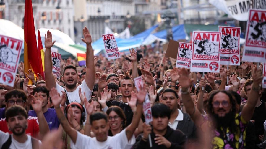 Para demonstran melakukan pawai di beberapa kota di Spanyol pada hari Sabtu (3/10/2026) sehari setelah parlemen menolak dua dekret pemerintah yang bertujuan memberikan perlindungan lebih kuat bagi penyewa. (REUTERS/Alejandro Martinez Velez)