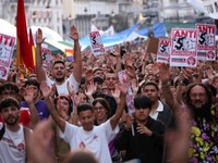 Para demonstran melakukan pawai di beberapa kota di Spanyol pada hari Sabtu (3/10/2026) sehari setelah parlemen menolak dua dekret pemerintah yang bertujuan memberikan perlindungan lebih kuat bagi penyewa. (REUTERS/Alejandro Martinez Velez)