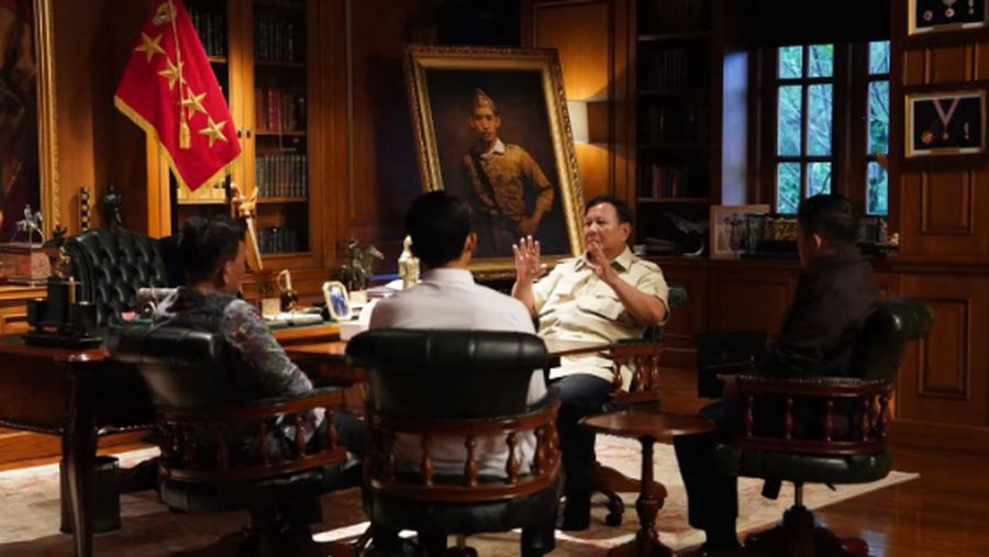 Presiden Prabowo Subianto memanggil Kepala Badan Komunikasi Pemerintah (Bakom) Syahganda Nainggolan dan Wakil Kepala Bakom Fadli Tri Hartono ke kediaman Hambalang, Bogor, Jawa Barat, Minggu sore, 4 Oktober 2026. (Instagram/Sekretariat.kabinet)