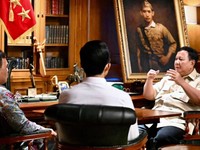 Presiden Prabowo Subianto memanggil Kepala Badan Komunikasi Pemerintah (Bakom) Syahganda Nainggolan dan Wakil Kepala Bakom Fadli Tri Hartono ke kediaman Hambalang, Bogor, Jawa Barat, Minggu sore, 4 Oktober 2026. (Instagram/Sekretariat.kabinet)