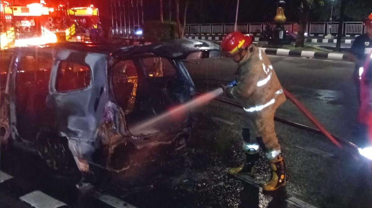 Diduga Korsleting, Mobil Terbakar Dekat Tugu Helikopter Cibinong Bogor — NadiKabar.com