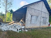 Sejumlah rumah di Kabupaten Sumba Barat Daya, Kabupaten Sumba Barat, dan Kabupaten Sumba Timur mengalami kerusakan akibat gempabumi berkekuatan magnitudo 6,1 yang mengguncang wilayah setempat, pada Minggu (4/10). (BPBD)