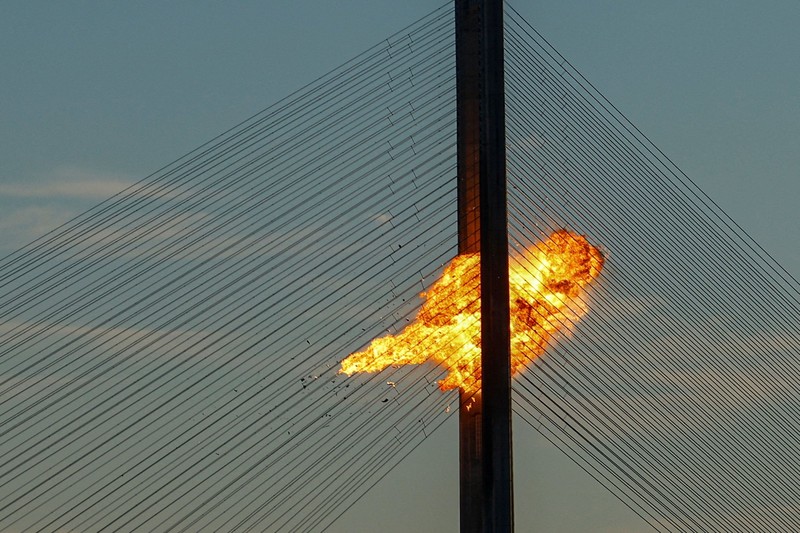 Serangan Rusia di Ukraina menewaskan sedikitnya enam orang dan merusak Jembatan Utara Kyiv, yang membuat lalu lintas di sekitar jembatan dihentikan. (REUTERS/Valentyn Ogirenko)